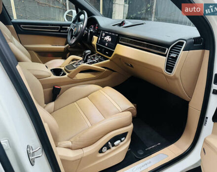 Белый Порше Каен, объемом двигателя 3 л и пробегом 56 тыс. км за 57000 $, фото 24 на Automoto.ua