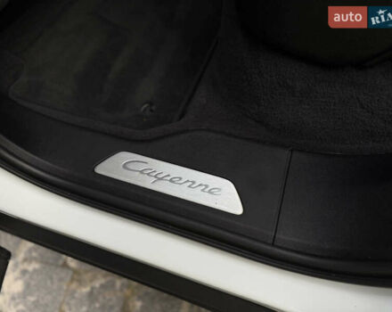 Білий Порше Cayenne, об'ємом двигуна 3 л та пробігом 45 тис. км за 59500 $, фото 46 на Automoto.ua