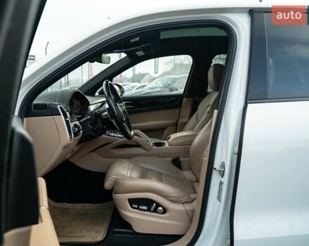 Білий Порше Cayenne, об'ємом двигуна 3 л та пробігом 60 тис. км за 64900 $, фото 27 на Automoto.ua