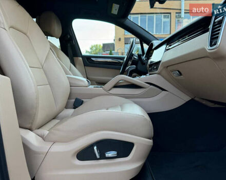 Білий Порше Cayenne, об'ємом двигуна 3 л та пробігом 92 тис. км за 55000 $, фото 19 на Automoto.ua