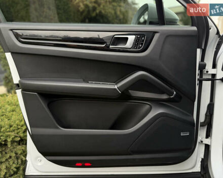 Білий Порше Cayenne, об'ємом двигуна 3 л та пробігом 45 тис. км за 59500 $, фото 22 на Automoto.ua