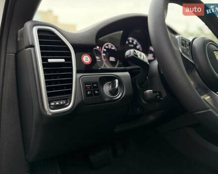 Білий Порше Cayenne, об'ємом двигуна 3 л та пробігом 45 тис. км за 59500 $, фото 29 на Automoto.ua