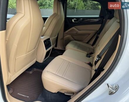 Белый Порше Каен, объемом двигателя 3 л и пробегом 49 тыс. км за 71400 $, фото 61 на Automoto.ua