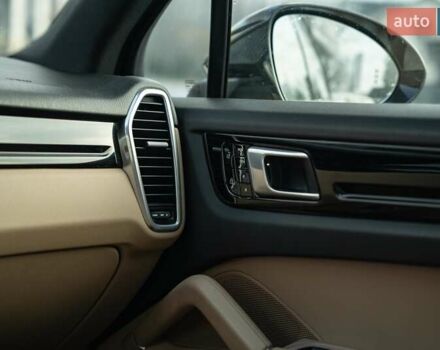Білий Порше Cayenne, об'ємом двигуна 3 л та пробігом 60 тис. км за 64900 $, фото 53 на Automoto.ua