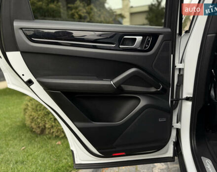 Білий Порше Cayenne, об'ємом двигуна 3 л та пробігом 45 тис. км за 59500 $, фото 45 на Automoto.ua