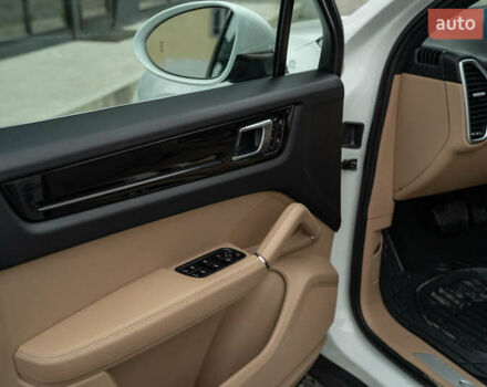 Белый Порше Каен, объемом двигателя 3 л и пробегом 116 тыс. км за 44900 $, фото 43 на Automoto.ua