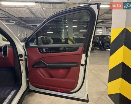 Белый Порше Каен, объемом двигателя 2.89 л и пробегом 62 тыс. км за 61255 $, фото 33 на Automoto.ua
