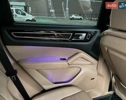 Білий Порше Cayenne, об'ємом двигуна 3 л та пробігом 91 тис. км за 56800 $, фото 24 на Automoto.ua