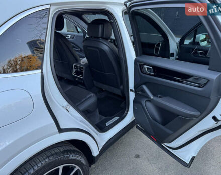 Білий Порше Cayenne, об'ємом двигуна 3 л та пробігом 43 тис. км за 62000 $, фото 14 на Automoto.ua