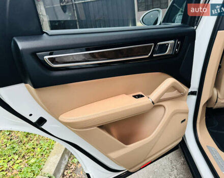 Белый Порше Каен, объемом двигателя 3 л и пробегом 56 тыс. км за 57000 $, фото 17 на Automoto.ua