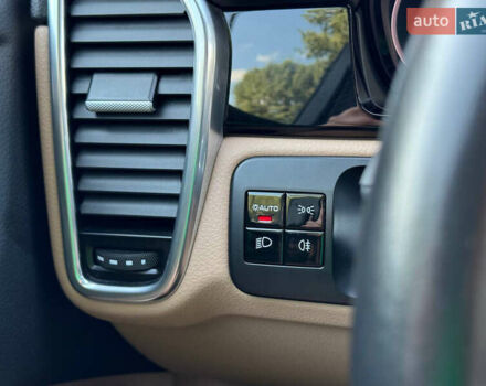 Білий Порше Cayenne, об'ємом двигуна 3 л та пробігом 92 тис. км за 55000 $, фото 31 на Automoto.ua