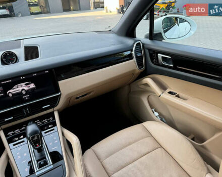 Білий Порше Cayenne, об'ємом двигуна 3 л та пробігом 92 тис. км за 55000 $, фото 28 на Automoto.ua