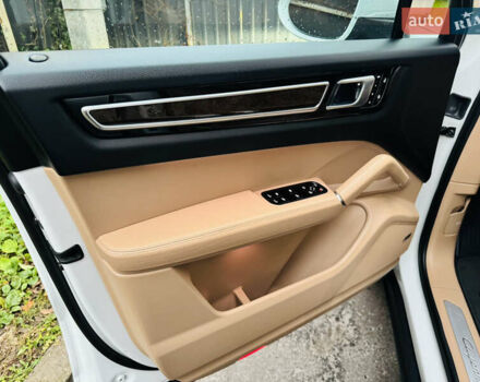 Белый Порше Каен, объемом двигателя 3 л и пробегом 56 тыс. км за 57000 $, фото 10 на Automoto.ua