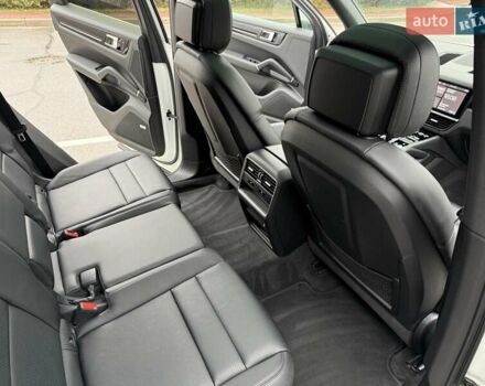 Белый Порше Каен, объемом двигателя 3 л и пробегом 80 тыс. км за 51500 $, фото 33 на Automoto.ua