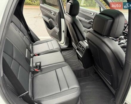 Белый Порше Каен, объемом двигателя 3 л и пробегом 80 тыс. км за 51500 $, фото 31 на Automoto.ua