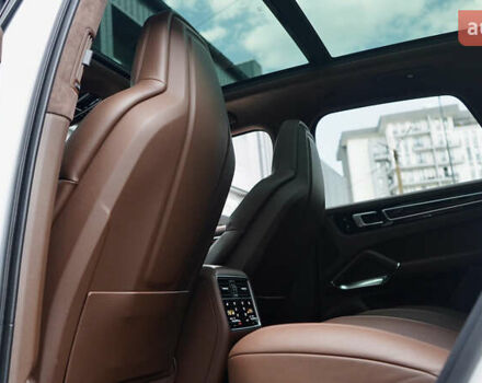 Білий Порше Cayenne, об'ємом двигуна 4 л та пробігом 70 тис. км за 87999 $, фото 56 на Automoto.ua