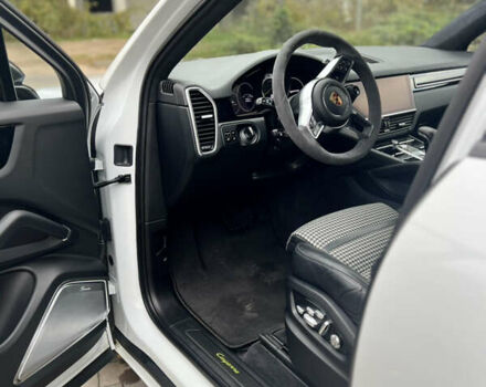 Белый Порше Каен, объемом двигателя 3 л и пробегом 34 тыс. км за 130000 $, фото 6 на Automoto.ua