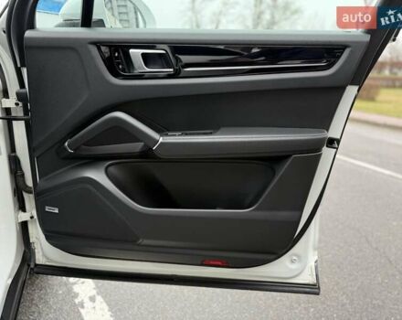 Белый Порше Каен, объемом двигателя 3 л и пробегом 80 тыс. км за 51500 $, фото 21 на Automoto.ua