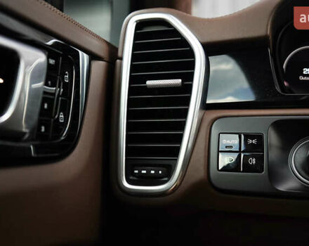 Білий Порше Cayenne, об'ємом двигуна 4 л та пробігом 70 тис. км за 87999 $, фото 28 на Automoto.ua