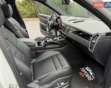 Белый Порше Каен, объемом двигателя 3 л и пробегом 80 тыс. км за 51500 $, фото 24 на Automoto.ua