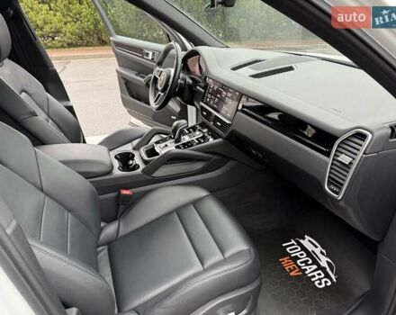 Белый Порше Каен, объемом двигателя 3 л и пробегом 80 тыс. км за 51500 $, фото 25 на Automoto.ua