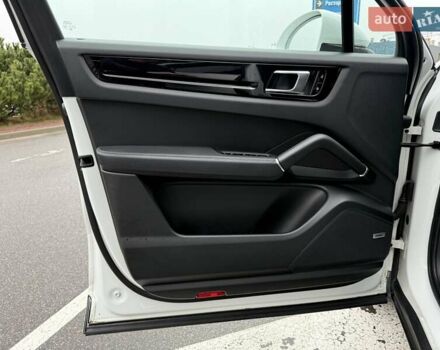 Белый Порше Каен, объемом двигателя 3 л и пробегом 80 тыс. км за 51500 $, фото 40 на Automoto.ua