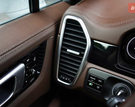 Білий Порше Cayenne, об'ємом двигуна 4 л та пробігом 70 тис. км за 87999 $, фото 27 на Automoto.ua