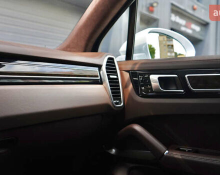 Білий Порше Cayenne, об'ємом двигуна 4 л та пробігом 70 тис. км за 87999 $, фото 49 на Automoto.ua