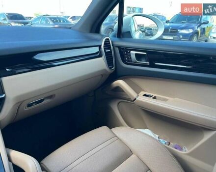 Белый Порше Каен, объемом двигателя 3 л и пробегом 100 тыс. км за 59990 $, фото 32 на Automoto.ua