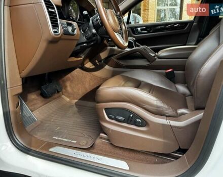 Белый Порше Каен, объемом двигателя 3 л и пробегом 61 тыс. км за 95000 $, фото 28 на Automoto.ua