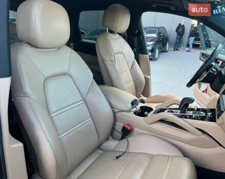 Белый Порше Каен, объемом двигателя 3 л и пробегом 100 тыс. км за 59990 $, фото 44 на Automoto.ua