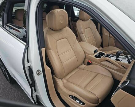 Білий Порше Cayenne, об'ємом двигуна 0 л та пробігом 37 тис. км за 27000 $, фото 4 на Automoto.ua