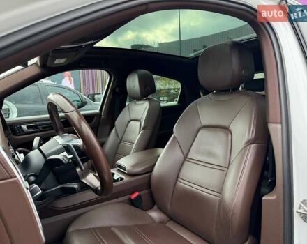 Белый Порше Каен, объемом двигателя 3 л и пробегом 61 тыс. км за 94490 $, фото 31 на Automoto.ua