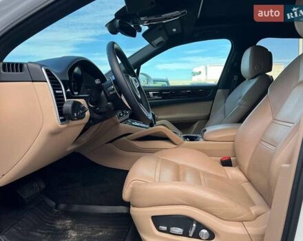 Белый Порше Каен, объемом двигателя 3 л и пробегом 100 тыс. км за 59990 $, фото 20 на Automoto.ua