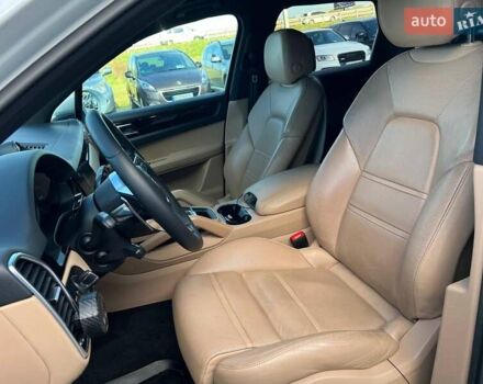 Белый Порше Каен, объемом двигателя 3 л и пробегом 100 тыс. км за 59990 $, фото 18 на Automoto.ua