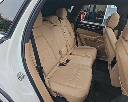 Білий Порше Cayenne, об'ємом двигуна 0 л та пробігом 37 тис. км за 27000 $, фото 5 на Automoto.ua