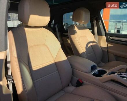 Білий Порше Cayenne, об'ємом двигуна 2.89 л та пробігом 32 тис. км за 83850 $, фото 27 на Automoto.ua