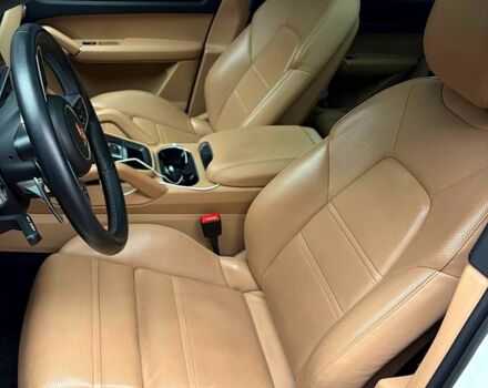 Белый Порше Каен, объемом двигателя 3 л и пробегом 65 тыс. км за 74899 $, фото 4 на Automoto.ua