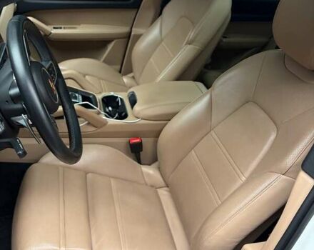 Белый Порше Каен, объемом двигателя 3 л и пробегом 65 тыс. км за 74899 $, фото 4 на Automoto.ua