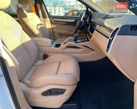 Білий Порше Cayenne, об'ємом двигуна 2.89 л та пробігом 32 тис. км за 83850 $, фото 26 на Automoto.ua