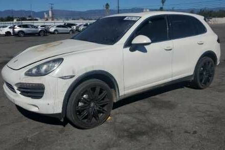 Белый Порше Каен, объемом двигателя 4.8 л и пробегом 195 тыс. км за 6855 $, фото 1 на Automoto.ua