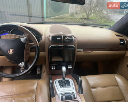 Черный Порше Каен, объемом двигателя 4.5 л и пробегом 240 тыс. км за 6700 $, фото 6 на Automoto.ua