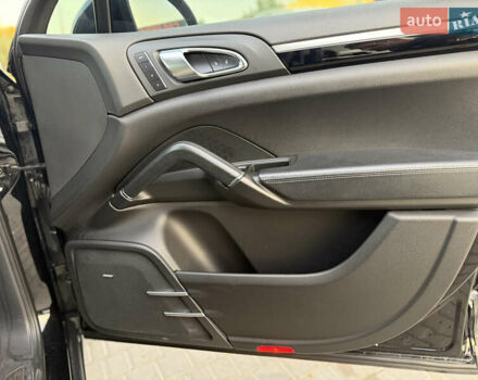 Порше Каен 2013 в Одессе на Automoto.ua Черный Порше Каен, объемом двигателя 3 л и пробегом 181 тыс. км за 26200 $, фото 12 на Automoto.ua