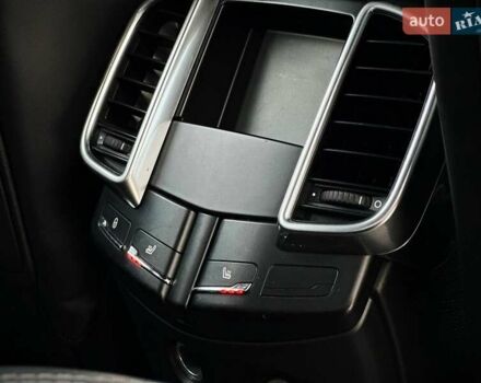 Порше Каен 2013 в Киеве на Automoto.ua Черный Порше Каен, объемом двигателя 4.13 л и пробегом 273 тыс. км за 23999 $, фото 31 на Automoto.ua