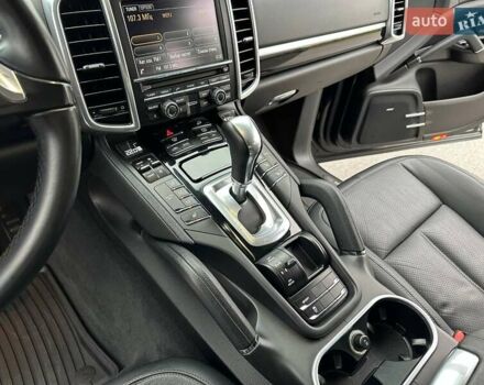 Чорний Порше Cayenne, об'ємом двигуна 3 л та пробігом 286 тис. км за 22000 $, фото 25 на Automoto.ua