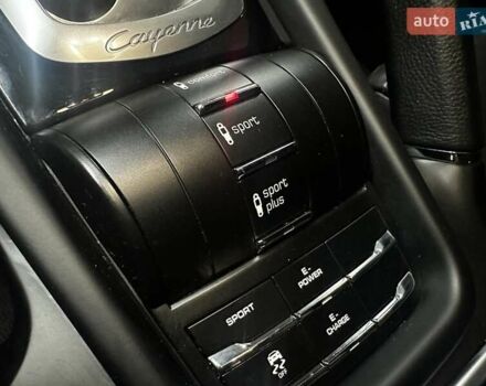 Чорний Порше Cayenne, об'ємом двигуна 3 л та пробігом 93 тис. км за 38000 $, фото 59 на Automoto.ua