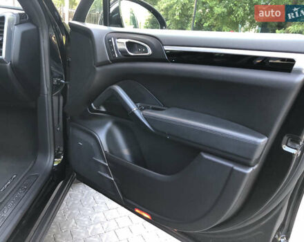Черный Порше Каен, объемом двигателя 3 л и пробегом 110 тыс. км за 34000 $, фото 26 на Automoto.ua