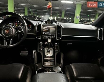 Чорний Порше Cayenne, об'ємом двигуна 3 л та пробігом 93 тис. км за 38000 $, фото 69 на Automoto.ua