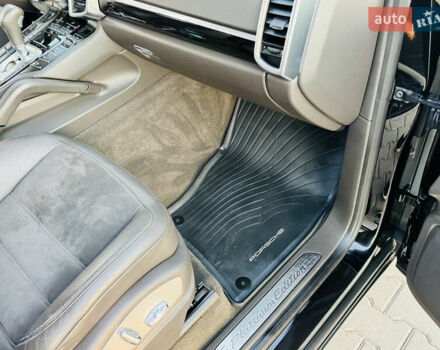 Черный Порше Каен, объемом двигателя 2.97 л и пробегом 131 тыс. км за 37999 $, фото 58 на Automoto.ua