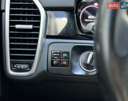 Черный Порше Каен, объемом двигателя 3 л и пробегом 133 тыс. км за 48999 $, фото 18 на Automoto.ua